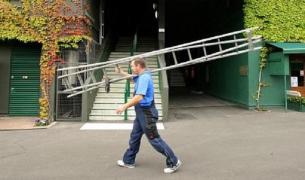 Părăsit de nevastă, un clujean a clocit o răzbunare cruntă. A luat o scară, o sticlă cu benzină şi s-a strecurat în toiul nopţii, în casa femeii