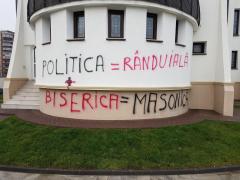 Catedrala din Râmnicu Vâlcea a fost vandalizată: 'Politică+Biserică=Rânduială Masonică' - GALERIE FOTO