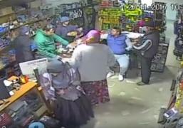 Jaf ca-n filme, într-un magazin din Mehedinţi. În timp ce mai mulţi indivizi ţin de vorbă vânzătorul, o femeie ascunde sub fustă tot ce are la îndemână