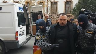 Răzvan Rentea, adus cu mascaţii la tribunal. Reacţia bărbatului când jurnaliştii îl întreabă dacă şi-a ucis părinţii şi bunica pentru bani (Video)