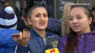 Bucureştencele s-au trezit cu noaptea-n cap şi-au venit cu copiii-n braţe la pomana cu haine a Oanei Zăvoranu. Au vrut şi ele o poşetuţă, un inel, o gecuţă (Video)