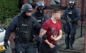 Mai mulţi români au fost arestaţi în Anglia, după descoperirea unei uriaşe reţele de bordeluri româneşti. Zeci de fete, ţinute în sclavie