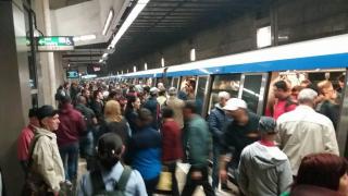 HAOS la metrou! Trenurile NU CIRCULĂ pe tronsonul Izvor-Politehnică-Grozăveşti. Călătorii au fost evacuaţi de pompieri. Directorul Metrorex, demis