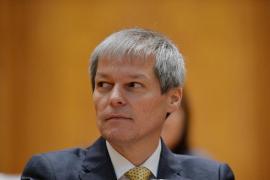 Cioloş îl atacă dur pe Dragnea: 'Nu ne vindem ţara la străini'. Doar cumpărăm întâlniri cu ei'