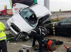 Accident cumplit într-o benzinărie de pe autostrada A1. O femeie a murit după ce s-a răsturnat cu maşina peste un alt autoturism!