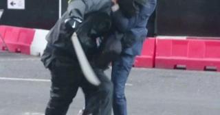 Un român a ÎNGROZIT centrul oraşului Palermo! Alerga pe străzi cu o macetă în mână şi ataca trecătorii