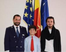Un copil de 11 ani a găsit un portofel plin cu bani pe raftul unui magazin din Braşov. Băiatul s-a dus ţintă la tatăl său, poliţist, şi i-a zis să afle imediat cui aparţine