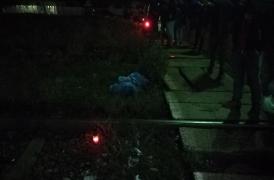 TRAGEDIE într-o gară din Vrancea! Un tânăr de 19 ani care coborâse dintr-un tren a fost SPULBERAT de un altul în timp ce traversa calea ferată. Băiatul asculta muzică la căști (VIDEO)