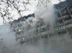 Incendiu violent în Capitală! Blocul Eva de pe Bulevardul Magheru, cuprins de flăcări. Intervin mai multe echipaje de pompieri (Imagini dramatice)