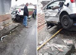 Accident în Mureş! O şoferiţă a intrat în plin cu maşina într-o casă din cauza vitezei - FOTO
