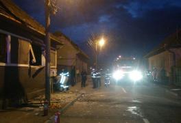 Explozie într-o casă din Sibiu. Două persoane, soţ şi soţie, duse la spital cu arsuri grave