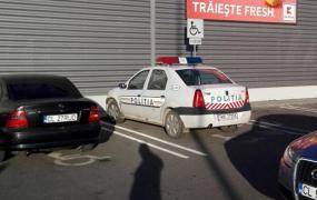Un poliţist din Călăraşi a lăsat maşina de serviciu pe locul destinat persoanelor cu handicap. Ce i-au făcut colegii
