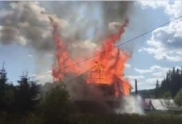 Incendiu URIAŞ la Braşov. O cabană arde ca o torţă, un copil de 9 ani transportat în stare gravă la spital, cu arsuri pe faţă şi mâini