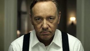Acuzaţii HALUCINANTE la adresa îndrăgitului actor Kevin Spacey: 'La televizor era un film pentru adulţi, cu un cuplu de bărbaţi. Am vrut să plec, dar m-a prins'