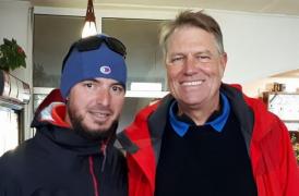 Klaus Iohannis, plimbare pe munte. Şeful statului s-a fotografiat cu salvamontiştii din Bucegi, veniţi dintr-o misiune (FOTO)