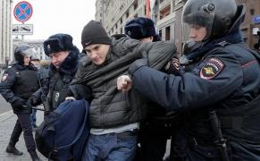 Arestări masive la Moscova. Peste 260 de manifestanţi anti-Putin au fost încătuşaţi de poliţişti
