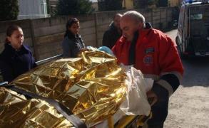 Gest HALUCINANT al unei femei din Dej. De faţă cu vecinii, a turnat benzină pe ea şi şi-a dat foc