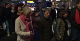 Dacian Cioloş, printre protestatarii din Capitală. Fostul premier a pornit în marş spre Parlament (VIDEO)