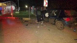 Tragedie în Buzău. Un mort şi trei răniţi grav, după ce o maşină s-a înfipt într-un stâlp de beton