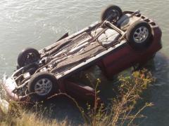 O femeie din Vrancea a fost salvată de doi poliţişti după ce s-a răsturnat cu maşina în râul Putna şi a fost la un pas să se înece!