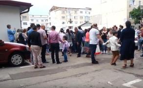 Mai mulți romi din Botoșani au sfidat polițiștii care veniseră să-i liniștească, dându-le dedicații la microfon: "Nu am făcut decât să stăm acolo"
