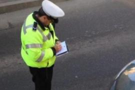 Două femei din Botoșani, mamă și fiică, au tăbărât pe un polițist de la rutieră. Omul legii a vrut să-i ia carnetul soțului femeii, care gonea cu 100 de km/h în localitate