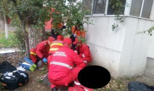 A murit după ce și-a salutat vecinul, de la geam. Un bărbat din Slobozia s-a aplecat peste balcon, s-a dezechilibrat și a căzut în cap, de la etaj
