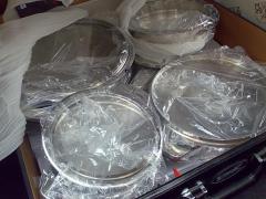 Pensionarii argeșeni, păcăliți cu oale "minune". "Era să mor când a venit acasă și mi-a spus că a cumpărat oale de 3.000 lei"