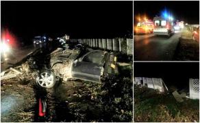 Impact devastator în Timiş! Şi-au făcut praf bolidul după ce au izbit în plin un gard de beton. Un tânăr a murit pe loc, alţi doi sunt în stare critică (IMAGINI DRAMATICE)
