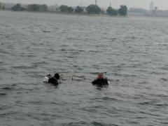 INCIDENT dramatic în această dimineață în București! O mașină a CĂZUT în Lacul Morii (FOTO, VIDEO)