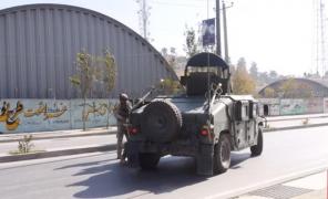 ATAC TERORIST la un post de televiziune! Bărbați înarmați au aruncat în aer intrarea, iar apoi au început să tragă și să arunce grenade. Sunt morți și răniți (VIDEO)