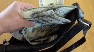 Gestul făcut de un craiovean care a găsit o geantă plină cu bani, care aparţinea unei bătrâne!