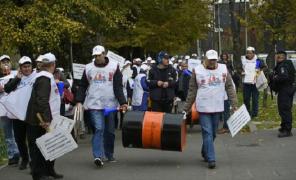 SUTE de sindicaliști de la Arcelor Mittal Galați pichetează sediul Guvernului!