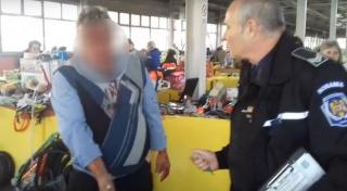 Scene sângeroase într-o piaţă din Lugoj! Mai mulţi romi au atacat un bărbat şi l-au lovit cu toporul în cap, sub privirile şocate ale oamenilor (VIDEO)
