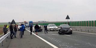 Trafic blocat şi coloane de kilometri după un carambol cu patru maşini pe Autostrada Soarelui