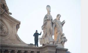 VIDEO dramatic! Un român s-a urcat pe catedrala din Murcia și a amenințat că se aruncă în gol dacă nu primește 3000 de euro și un sandviș (VIDEO)