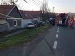 Accident groaznic la Arad, după ce un șofer a încercat o depășire imposibilă. A intervenit SMURD, trei victime la spital