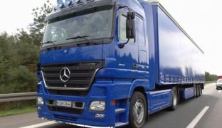 Şoferi de TIR, jefuiţi la drumul mare de doi români care se dădeau poliţişti! Ce sumă uriaşă au reuşit să strângă cei doi