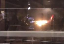SCENE DRAMATICE pe aeroport! Motorul unui avion ia foc în timpul aterizării. Momentul TERIBIL a fost filmat de pasageri (VIDEO)