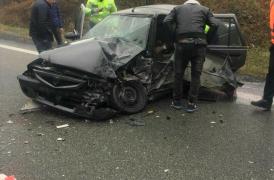 Trafic BLOCAT TOTAL pe Valea Oltului, din cauza unui accident teribil! Şoferul unei Dacii s-a izbit frontal cu un TIR. O persoană este încarcerată (IMAGINI DRAMATICE)