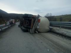 PERICOL DE EXPLOZIE la Codlea! O cisternă de 20 de tone cu sodă caustică s-a răsturnat şi sunt scurgeri. Trafic oprit pe DN1