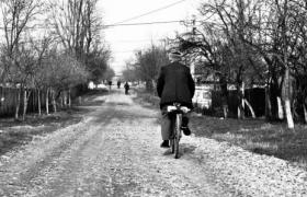 Un bătrân de 83 de ani A UCIS cu BRICEAGUL un tânăr de 20 de ani, după ce cei doi s-au tamponat cu bicicletele şi s-au luat la ceartă