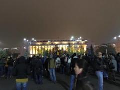 Sute de oameni s-au adunat în Piaţa Victoriei. Protestatarii au aruncat cu suluri de hârtie igienică spre Guvern