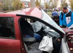 Un poliţist rutier din Iaşi a rămas ÎNCARCERAT după ce a intrat cu un Logan într-un stâlp - IMAGINI DRAMATICE