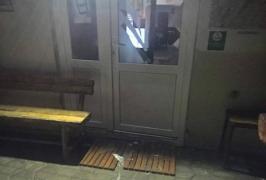 Refugiu Salvamont din Dâmboviţa, atacat de urşi! O fiară înfometată a spart uşa de la intrare, când înăuntru se aflau oameni (VIDEO)