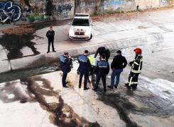 Descoperire macabră în Piatra Neamţ! Cadavrul unui bărbat a fost găsit cu capul într-un canal, sub un pod - GALERIE FOTO