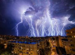 Cod PORTOCALIU de ploi puternice şi descărcări electrice, emis de specialiştii ANM