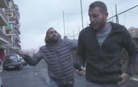 Imagini de GROAZĂ! Un jurnalist este lovit brutal cu CAPUL în gură de fratele unui renumit MAFIOT, în timpul unui interviu televizat (VIDEO)