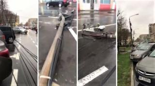 Aproape de o tragedie! Un stâlp din beton de câteva tone s-a rupt şi s-a prăbuşit pe şosea, lângă un parc pentru copii (Video)