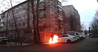 Tragi-comic! Un rus a încercat să incendieze o maşină, dar şi-a dat foc, din greşeală | Video